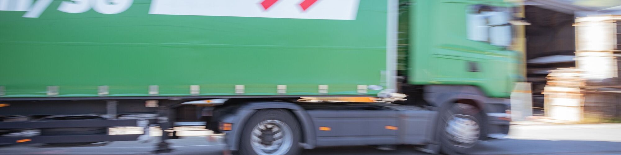 Lastwagen in Fahrt - Hasler Logistik AG